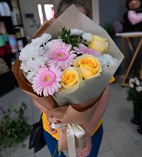 Букет цветов из:  Герберы, Розы и Хризантемы в Новопокровское 