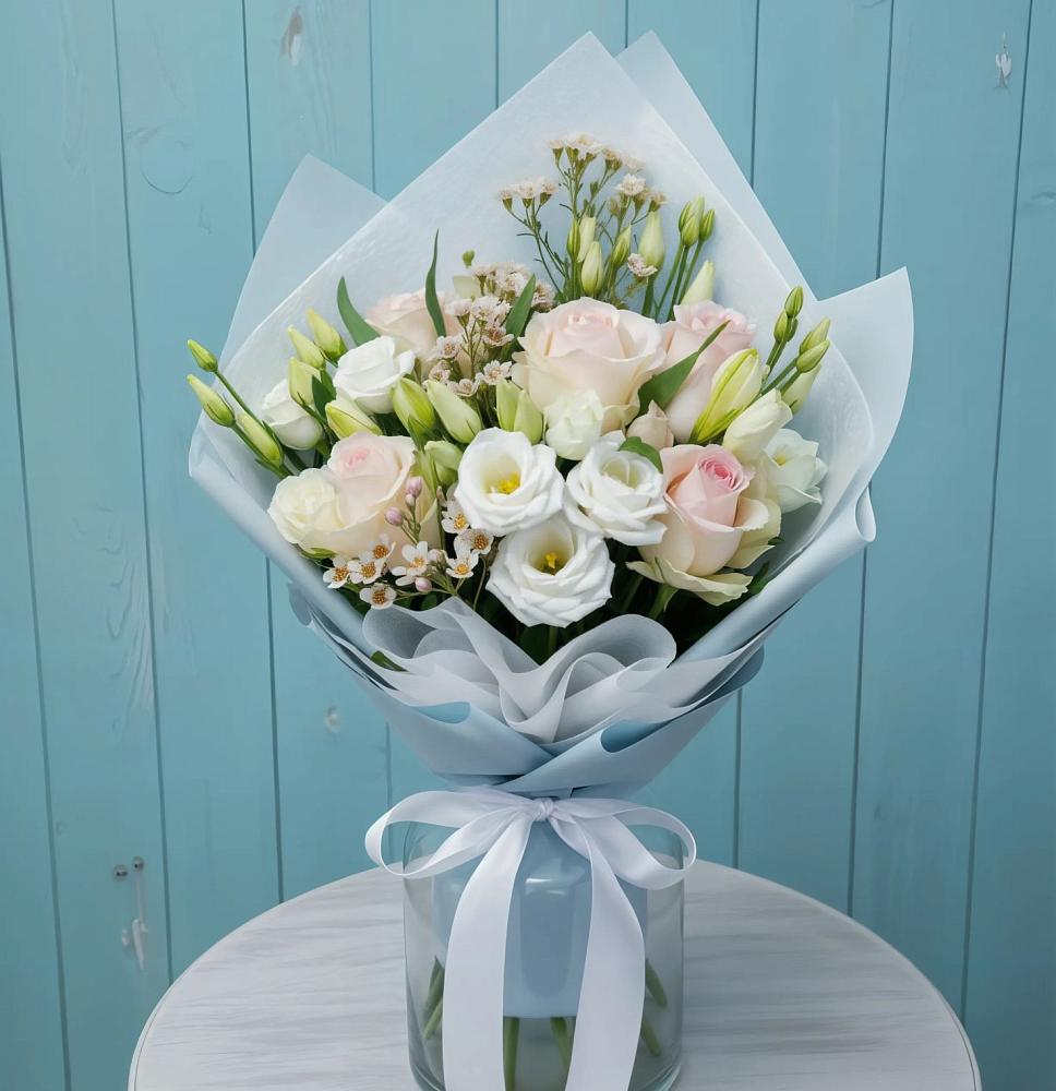 Букет цветов из: Розы и Лизиантусы в Новопокровское 