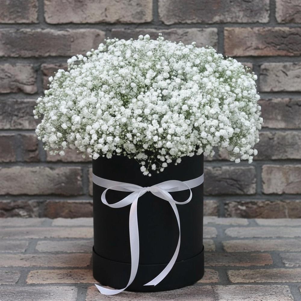 Цветочная композиция из Гипсофила в шляпной коробке в Новопокровское 