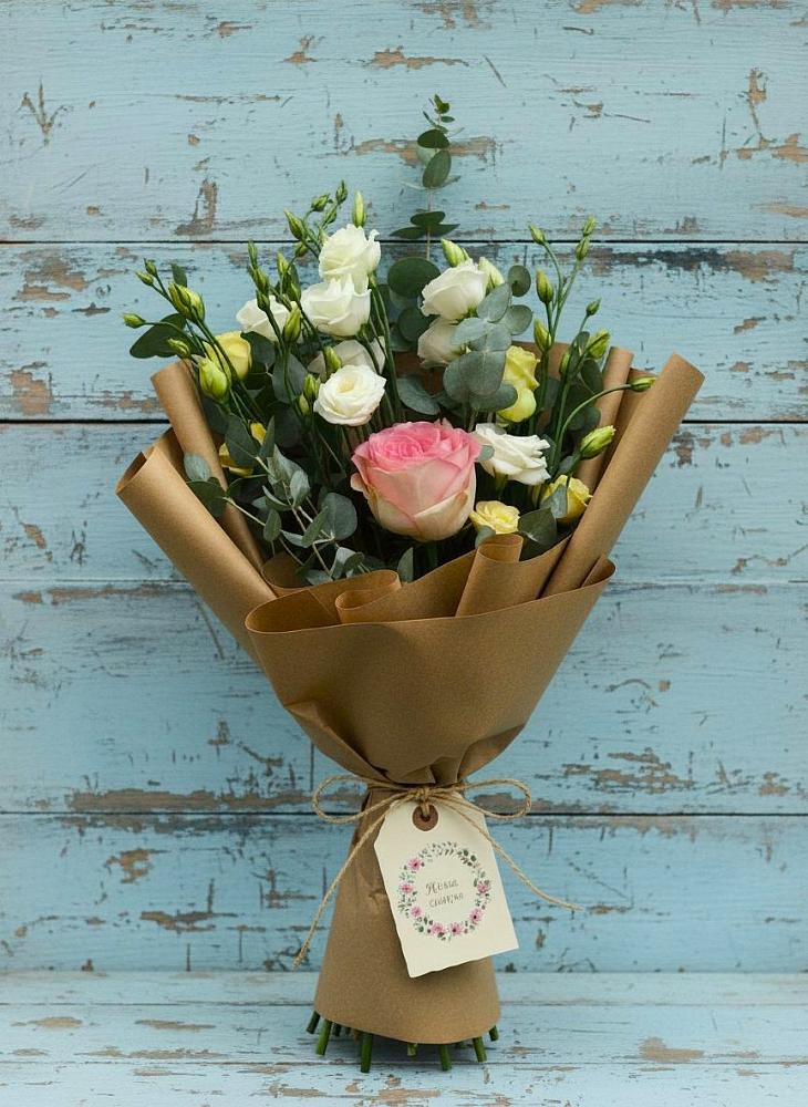 Букет цветов из: Розы и Лизиантусы в Новопокровское 