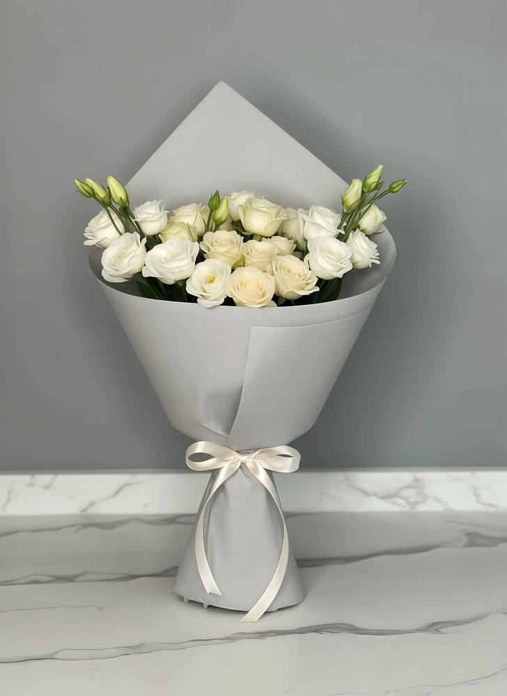 Букет цветов из: Розы и Лизиантусы в Новопокровское 