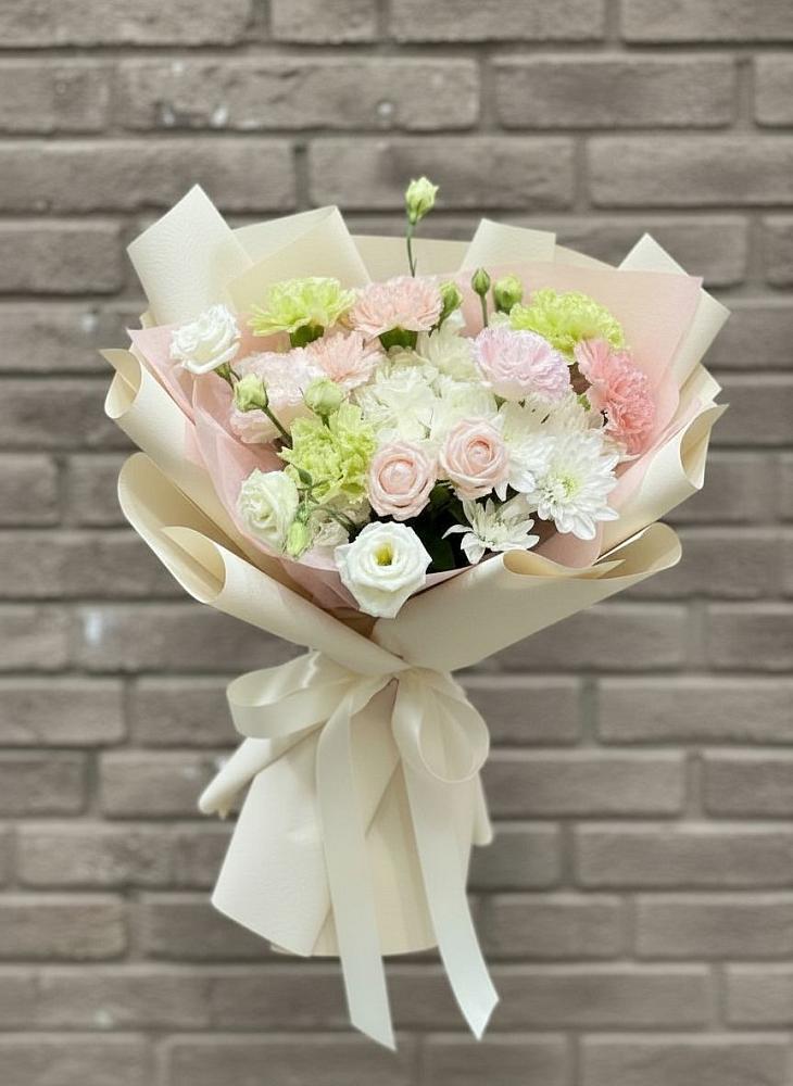 Букет цветов из: Гвоздики, Розы, Лизиантусы и Хризантемы в Новопокровское 
