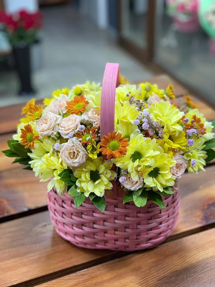 Цветочная композиция из Хризантемы и Розы в корзине в Новопокровское 