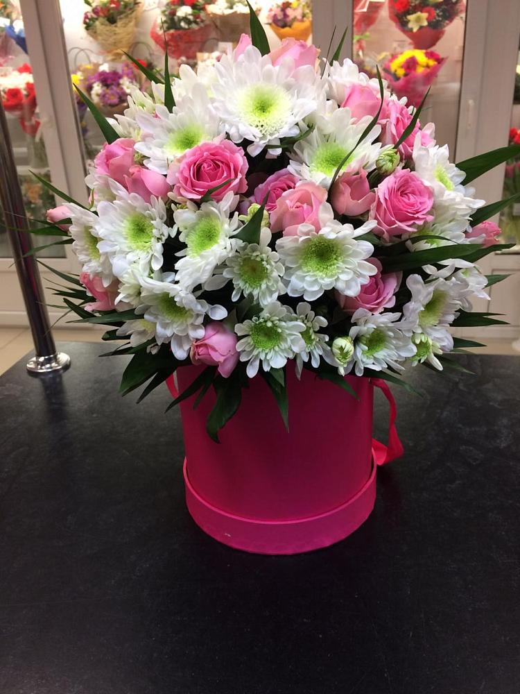 Цветочная композиция из Розы и Хризантемы в шляпной коробке в Новопокровское 