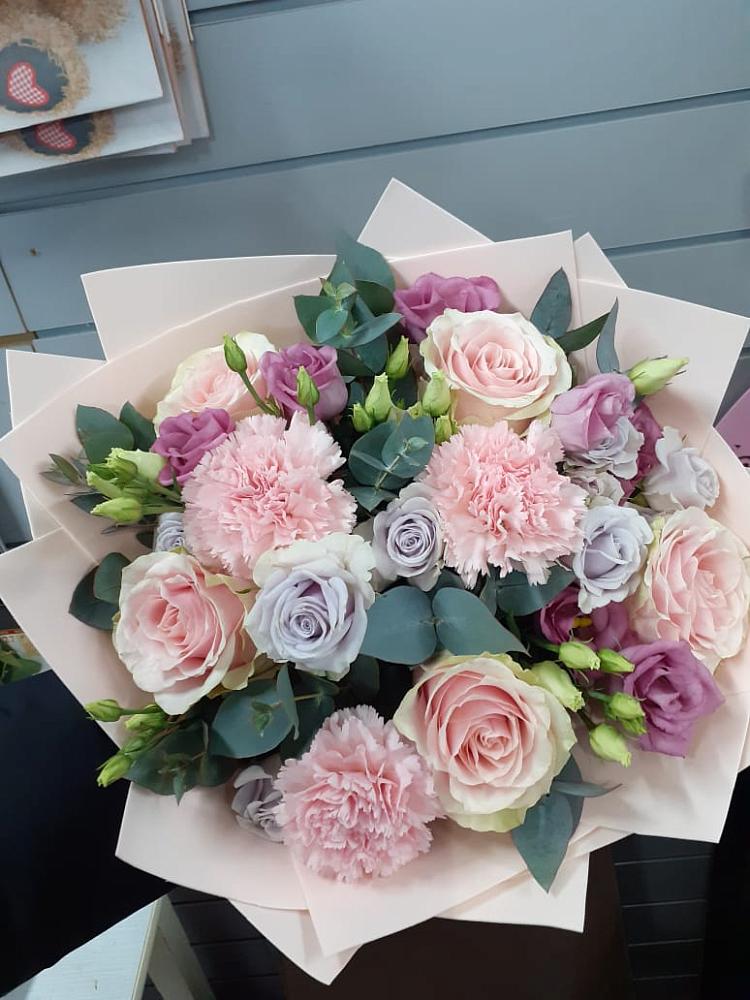 Букет цветов из: Розы, Гвоздики и Лизиантусы в Новопокровское 