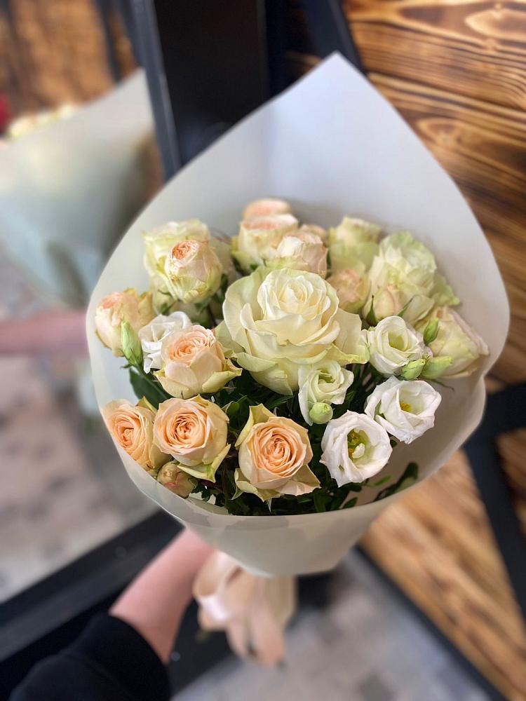 Букет цветов из: Розы и Лизиантусы в Новопокровское 